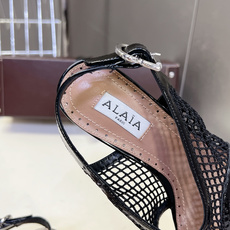 ALAÏA阿莱亚春夏最新款渔网网面夹趾粗跟凉鞋超多明星网红种草 鞋身采用品牌经典的镂空渔网网布材质 自带 ALAÏA阿莱亚春夏最新款渔网网面夹趾粗跟凉鞋超多明星网红种草 鞋身采用品牌经典的镂空渔网网布材质 自带
