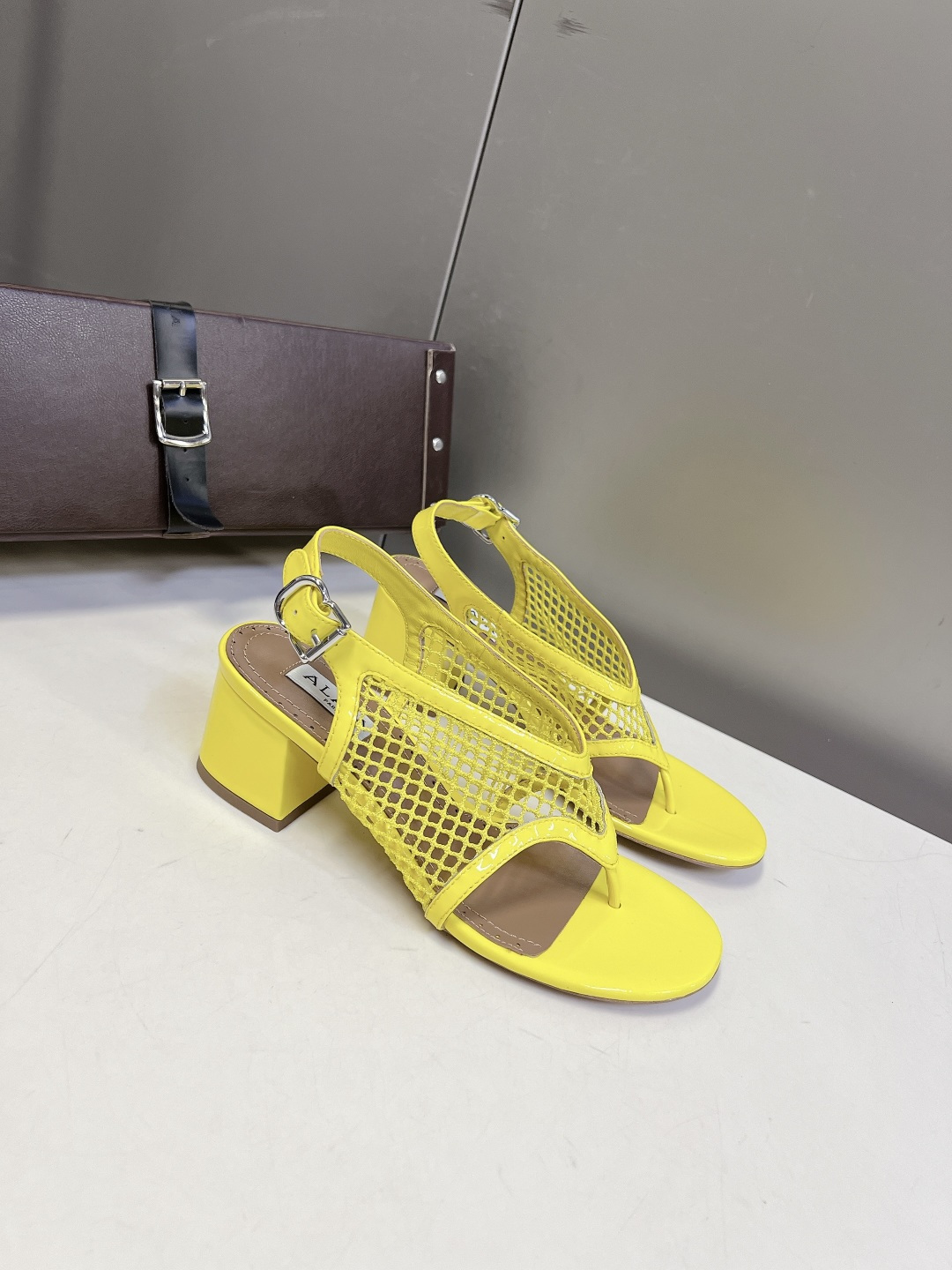 ALAÏA阿莱亚春夏最新款渔网网面夹趾粗跟凉鞋超多明星网红种草 鞋身采用品牌经典的镂空渔网网布材质 自带 ALAÏA阿莱亚春夏最新款渔网网面夹趾粗跟凉鞋超多明星网红种草 鞋身采用品牌经典的镂空渔网网布材质 自带