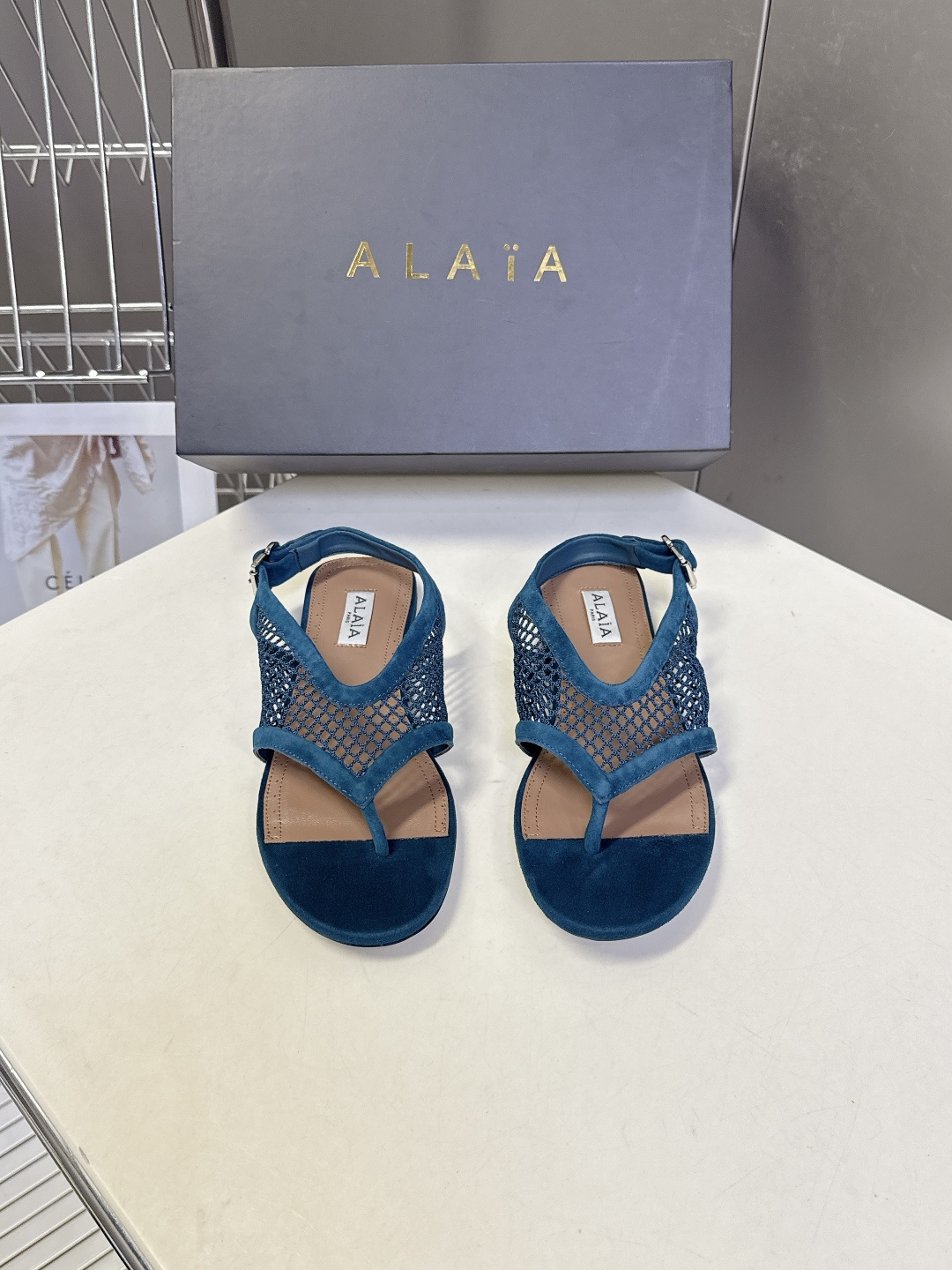 ALAÏA阿莱亚春夏最新款网面夹趾平底凉鞋超多明星网红种草 鞋身采用镂空渔网材质 搭配漆皮/麂皮包边 打