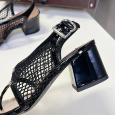 ALAÏA阿莱亚春夏最新款渔网网面夹趾粗跟凉鞋超多明星网红种草 鞋身采用品牌经典的镂空渔网网布材质 自带 ALAÏA阿莱亚春夏最新款渔网网面夹趾粗跟凉鞋超多明星网红种草 鞋身采用品牌经典的镂空渔网网布材质 自带