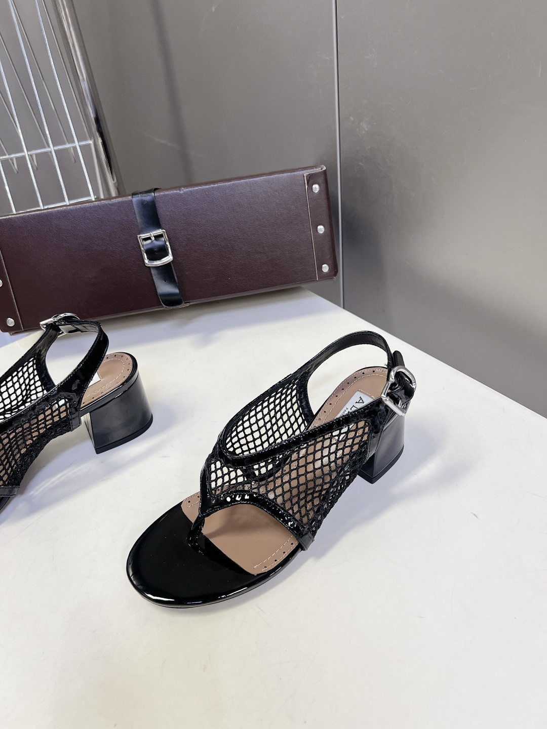 ALAÏA阿莱亚春夏最新款渔网网面夹趾粗跟凉鞋超多明星网红种草 鞋身采用品牌经典的镂空渔网网布材质 自带 ALAÏA阿莱亚春夏最新款渔网网面夹趾粗跟凉鞋超多明星网红种草 鞋身采用品牌经典的镂空渔网网布材质 自带