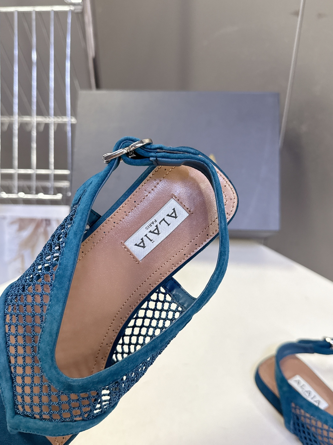 ALAÏA阿莱亚春夏最新款网面夹趾平底凉鞋超多明星网红种草 鞋身采用镂空渔网材质 搭配漆皮/麂皮包边 打 ALAÏA阿莱亚春夏最新款网面夹趾平底凉鞋超多明星网红种草 鞋身采用镂空渔网材质 搭配漆皮/麂皮包边 打