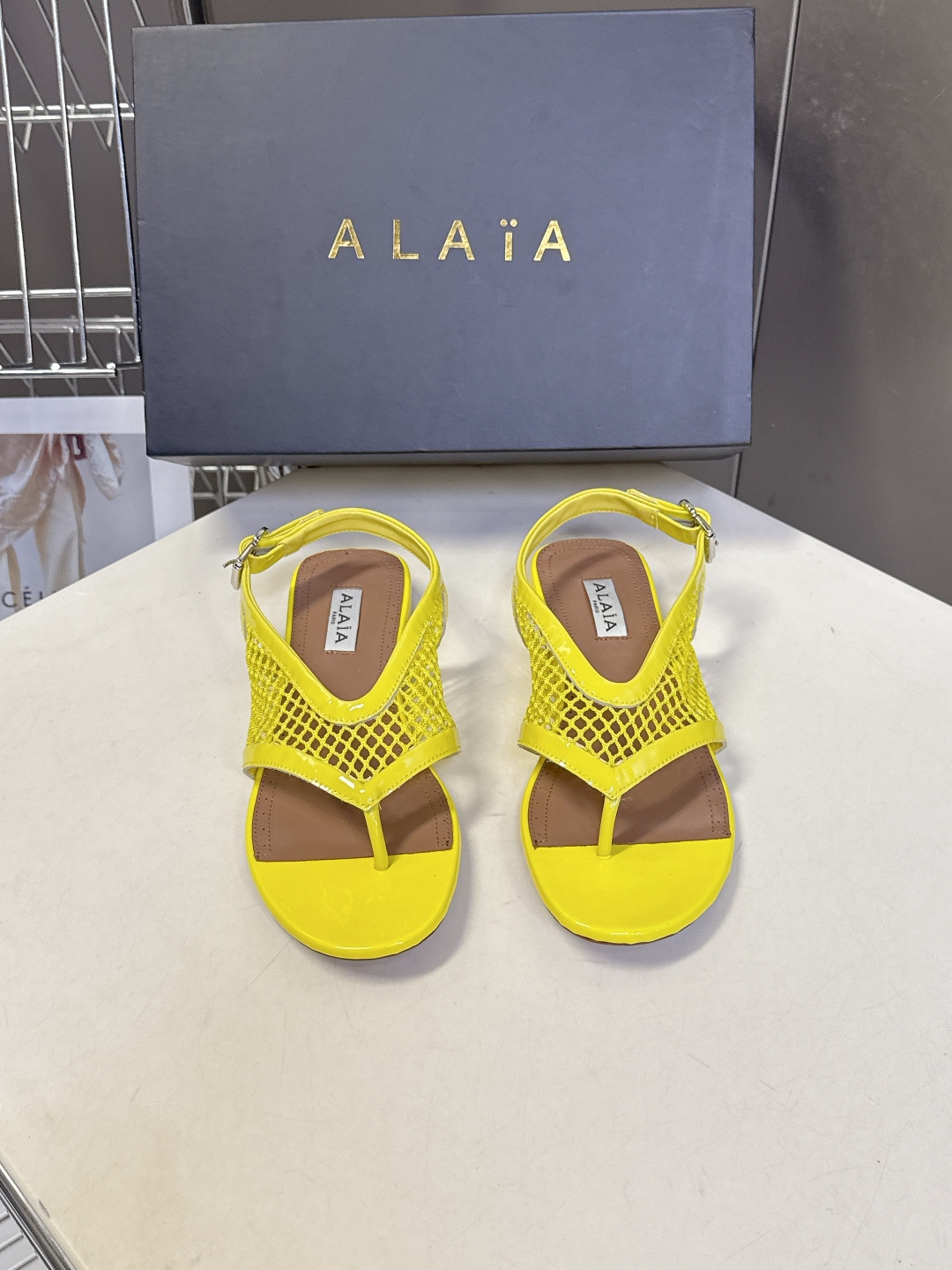 ALAÏA阿莱亚春夏最新款网面夹趾平底凉鞋超多明星网红种草 鞋身采用镂空渔网材质 搭配漆皮/麂皮包边 打