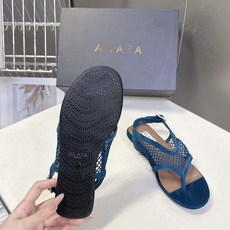 ALAÏA阿莱亚春夏最新款网面夹趾平底凉鞋超多明星网红种草 鞋身采用镂空渔网材质 搭配漆皮/麂皮包边 打 ALAÏA阿莱亚春夏最新款网面夹趾平底凉鞋超多明星网红种草 鞋身采用镂空渔网材质 搭配漆皮/麂皮包边 打