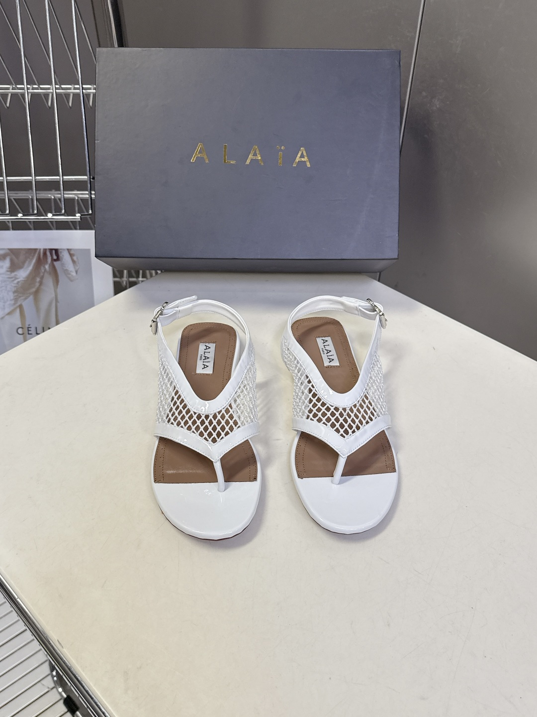 ALAÏA阿莱亚春夏最新款网面夹趾平底凉鞋超多明星网红种草 鞋身采用镂空渔网材质 搭配漆皮/麂皮包边 打