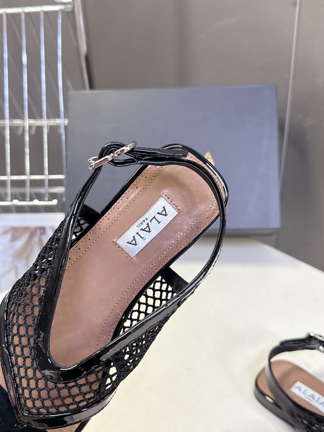 ALAÏA阿莱亚春夏最新款网面夹趾平底凉鞋超多明星网红种草 鞋身采用镂空渔网材质 搭配漆皮/麂皮包边 打 ALAÏA阿莱亚春夏最新款网面夹趾平底凉鞋超多明星网红种草 鞋身采用镂空渔网材质 搭配漆皮/麂皮包边 打