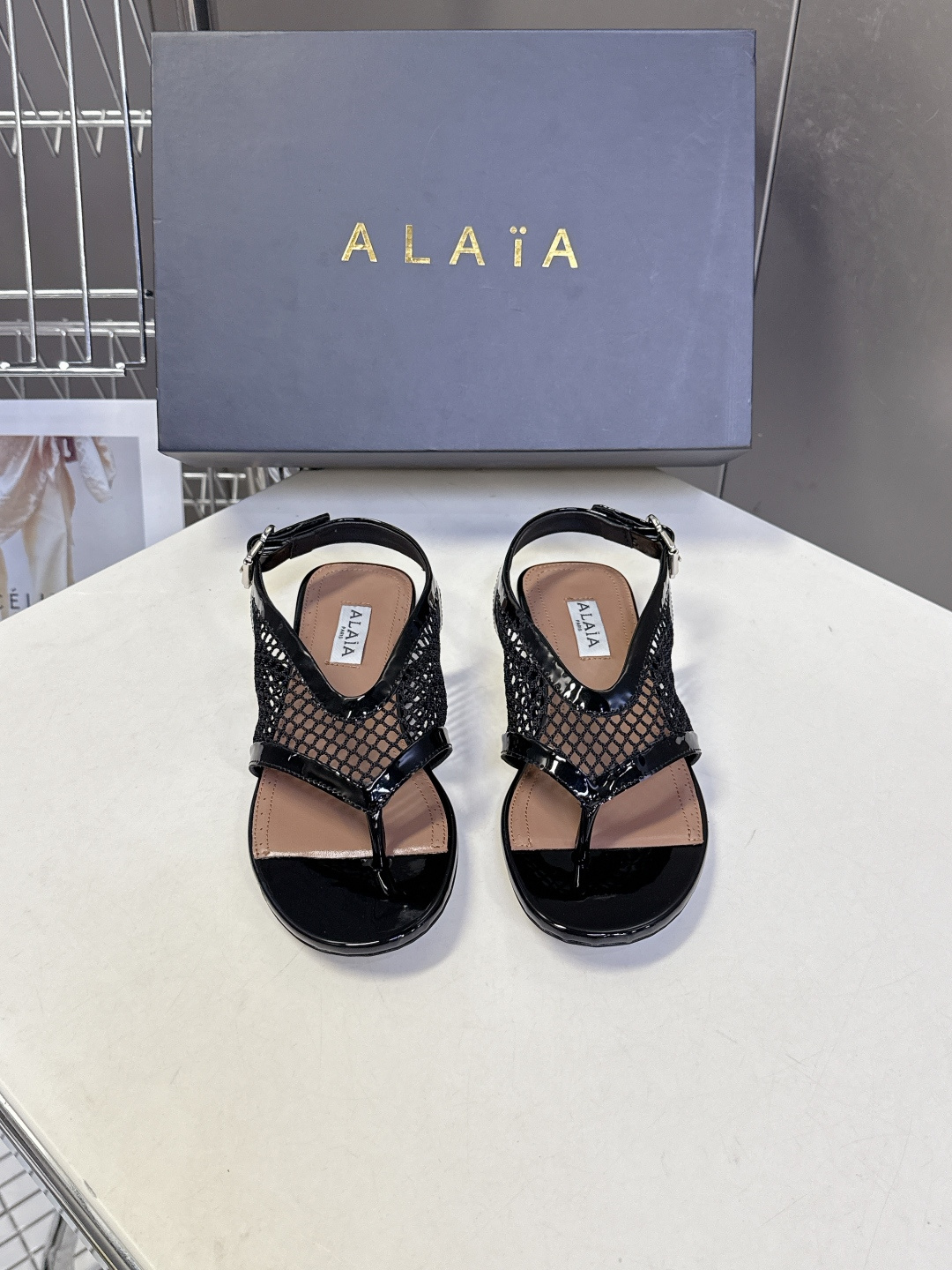 ALAÏA阿莱亚春夏最新款网面夹趾平底凉鞋超多明星网红种草 鞋身采用镂空渔网材质 搭配漆皮/麂皮包边 打