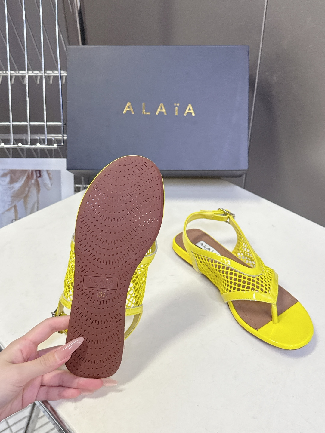ALAÏA阿莱亚春夏最新款网面夹趾平底凉鞋超多明星网红种草 鞋身采用镂空渔网材质 搭配漆皮/麂皮包边 打 ALAÏA阿莱亚春夏最新款网面夹趾平底凉鞋超多明星网红种草 鞋身采用镂空渔网材质 搭配漆皮/麂皮包边 打