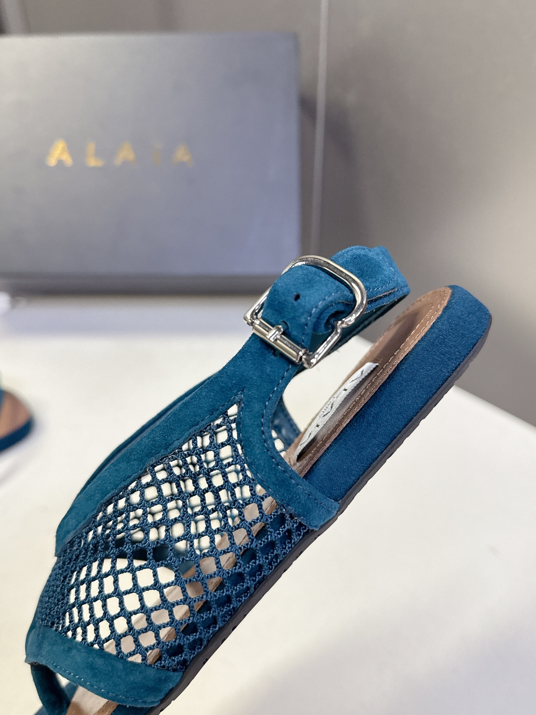 ALAÏA阿莱亚春夏最新款网面夹趾平底凉鞋超多明星网红种草 鞋身采用镂空渔网材质 搭配漆皮/麂皮包边 打 ALAÏA阿莱亚春夏最新款网面夹趾平底凉鞋超多明星网红种草 鞋身采用镂空渔网材质 搭配漆皮/麂皮包边 打