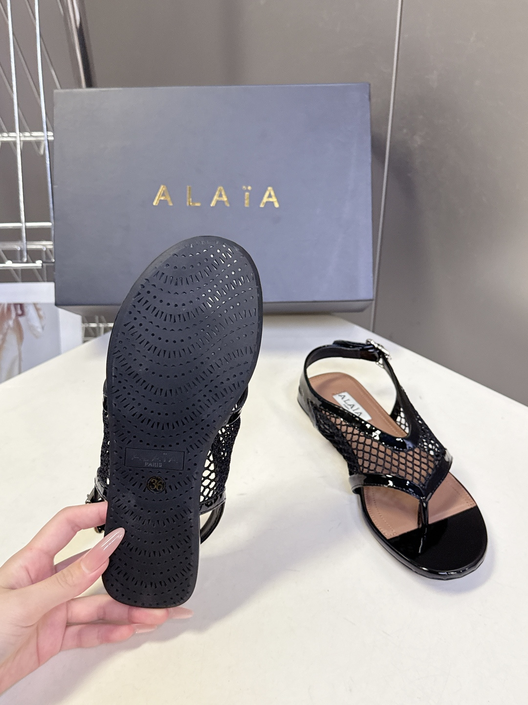 ALAÏA阿莱亚春夏最新款网面夹趾平底凉鞋超多明星网红种草 鞋身采用镂空渔网材质 搭配漆皮/麂皮包边 打 ALAÏA阿莱亚春夏最新款网面夹趾平底凉鞋超多明星网红种草 鞋身采用镂空渔网材质 搭配漆皮/麂皮包边 打