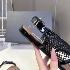 ALAÏA阿莱亚春夏最新款网面夹趾平底凉鞋超多明星网红种草 鞋身采用镂空渔网材质 搭配漆皮/麂皮包边 打 ALAÏA阿莱亚春夏最新款网面夹趾平底凉鞋超多明星网红种草 鞋身采用镂空渔网材质 搭配漆皮/麂皮包边 打