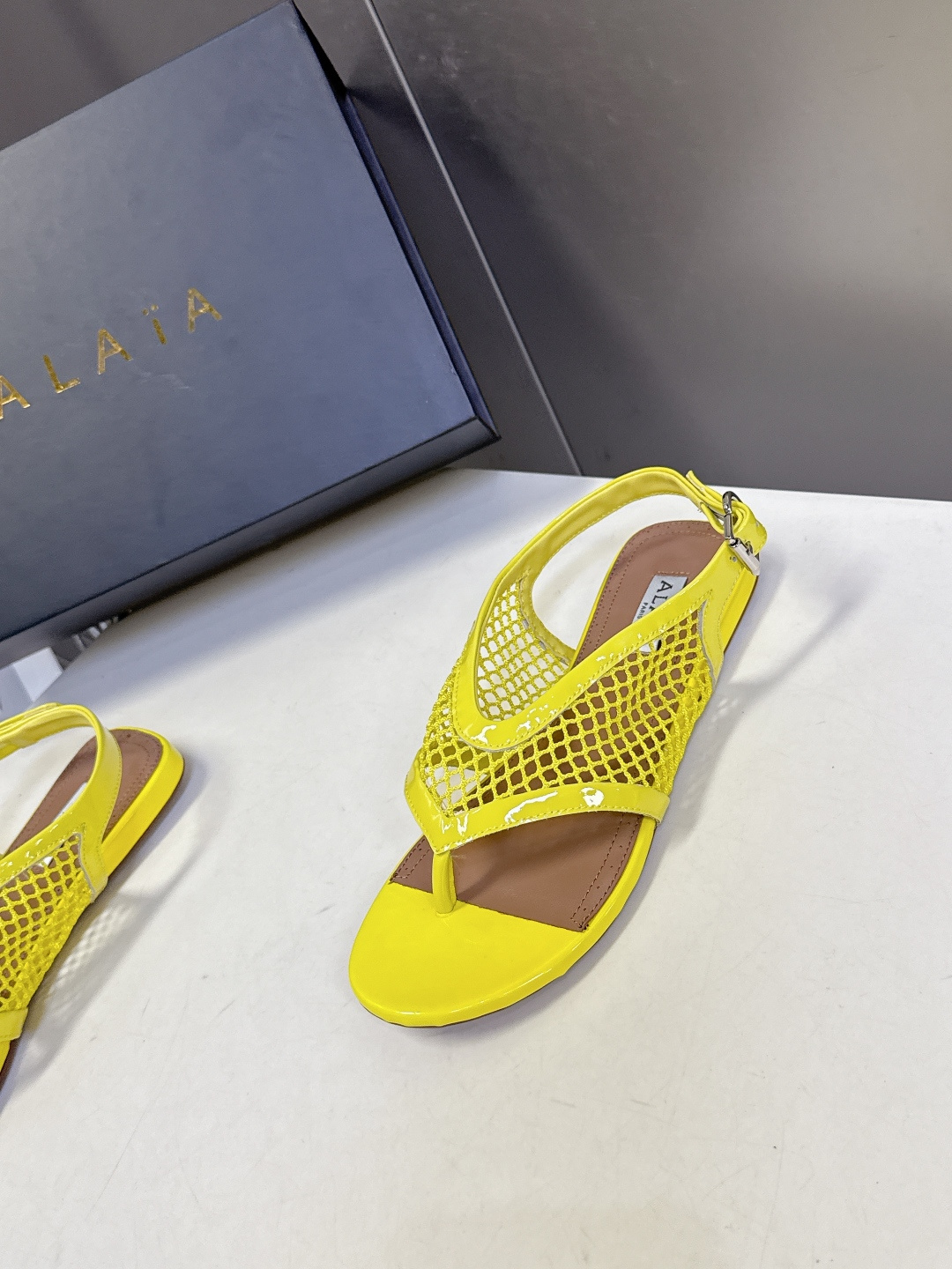 ALAÏA阿莱亚春夏最新款网面夹趾平底凉鞋超多明星网红种草 鞋身采用镂空渔网材质 搭配漆皮/麂皮包边 打 ALAÏA阿莱亚春夏最新款网面夹趾平底凉鞋超多明星网红种草 鞋身采用镂空渔网材质 搭配漆皮/麂皮包边 打