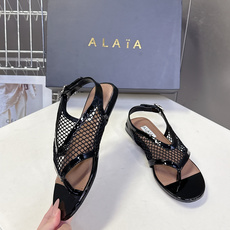 ALAÏA阿莱亚春夏最新款网面夹趾平底凉鞋超多明星网红种草 鞋身采用镂空渔网材质 搭配漆皮/麂皮包边 打 ALAÏA阿莱亚春夏最新款网面夹趾平底凉鞋超多明星网红种草 鞋身采用镂空渔网材质 搭配漆皮/麂皮包边 打