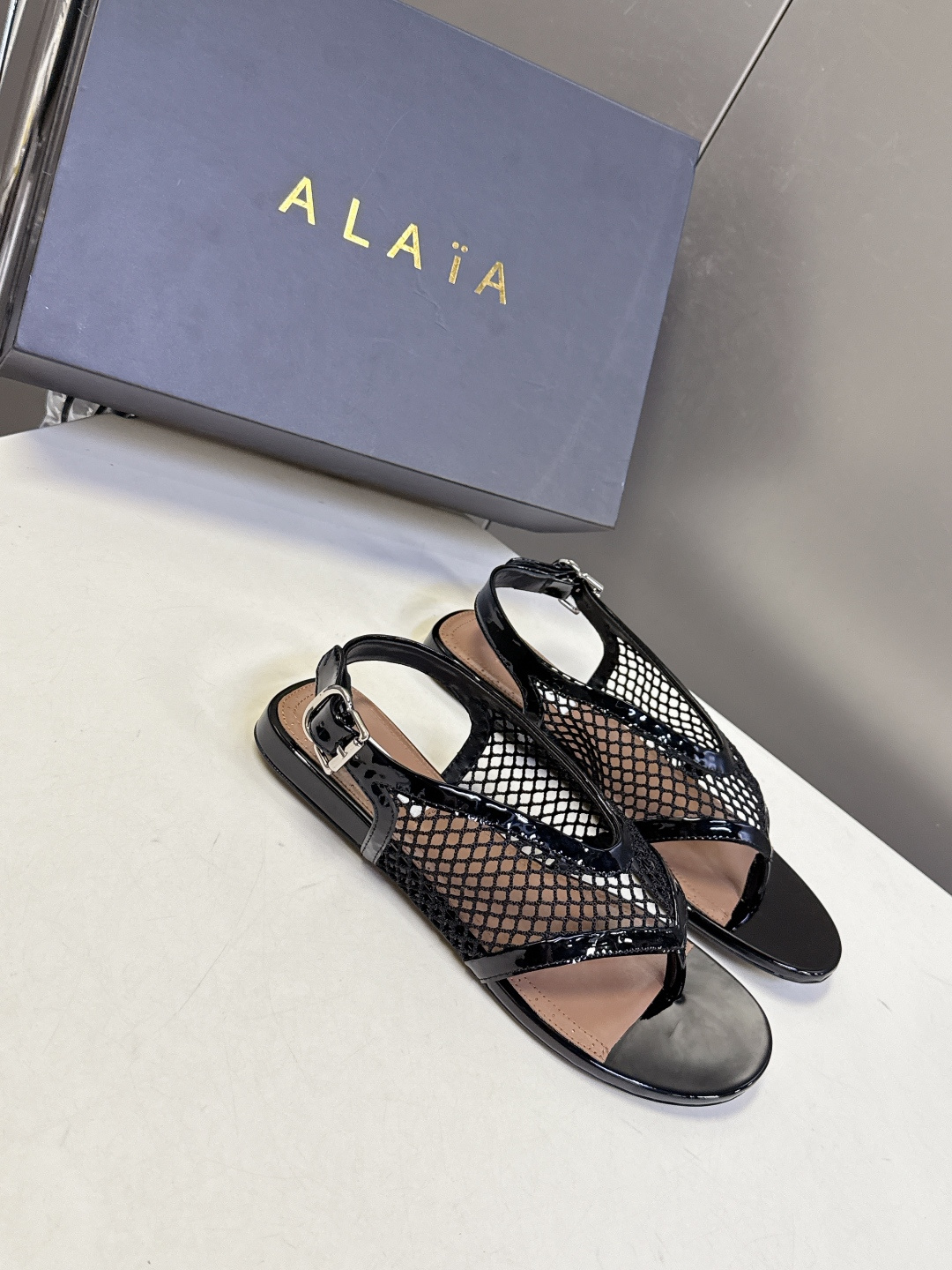 ALAÏA阿莱亚春夏最新款网面夹趾平底凉鞋超多明星网红种草 鞋身采用镂空渔网材质 搭配漆皮/麂皮包边 打 ALAÏA阿莱亚春夏最新款网面夹趾平底凉鞋超多明星网红种草 鞋身采用镂空渔网材质 搭配漆皮/麂皮包边 打