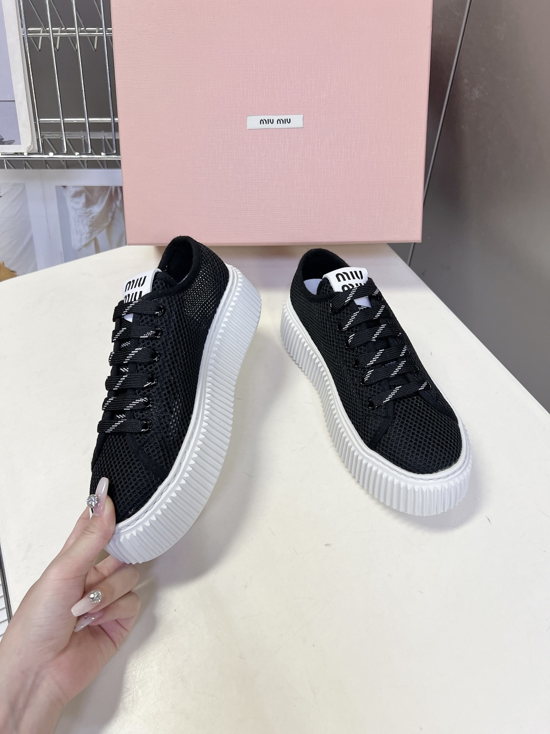 Miu Miu缪缪春夏最新款网眼织物厚底饼干鞋超多明星网红种草 鞋面采用网眼织物材质 透气性超强 春夏穿