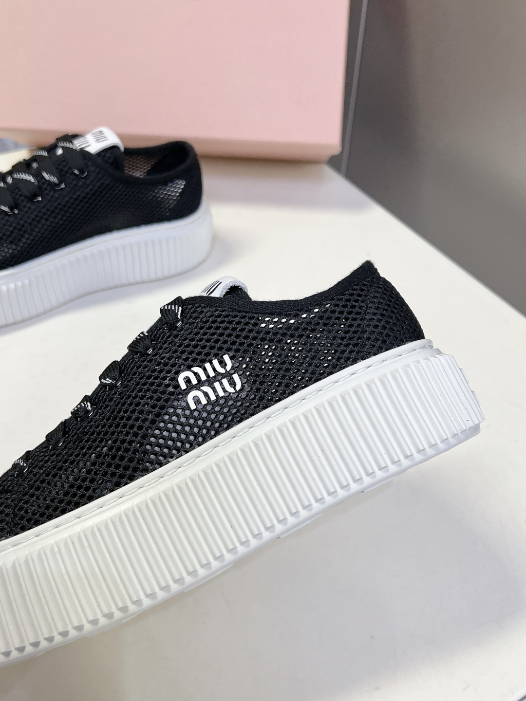 Miu Miu缪缪春夏最新款网眼织物厚底饼干鞋超多明星网红种草 鞋面采用网眼织物材质 透气性超强 春夏穿