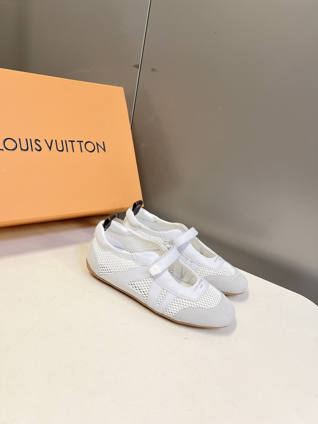 LV Style Leather Women's Shoes Women's Shoes Women's Shoes detail image 2 from source 786068
