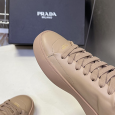 Prada普拉达春夏最新情侣款老钱风极简休闲鞋 小白鞋超多明星网红种草 鞋后跟的Prada金属三角徽标是 Prada普拉达春夏最新情侣款老钱风极简休闲鞋 小白鞋超多明星网红种草 鞋后跟的Prada金属三角徽标是