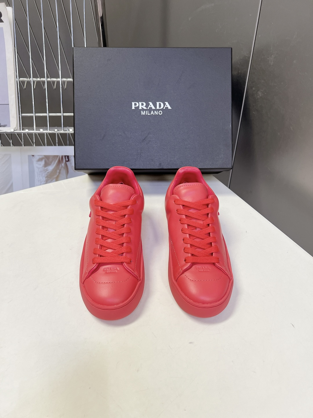 Prada普拉达春夏最新情侣款老钱风极简休闲鞋 小白鞋超多明星网红种草 鞋后跟的Prada金属三角徽标是