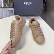 Prada普拉达春夏最新情侣款老钱风极简休闲鞋 小白鞋超多明星网红种草 鞋后跟的Prada金属三角徽标是 Prada普拉达春夏最新情侣款老钱风极简休闲鞋 小白鞋超多明星网红种草 鞋后跟的Prada金属三角徽标是