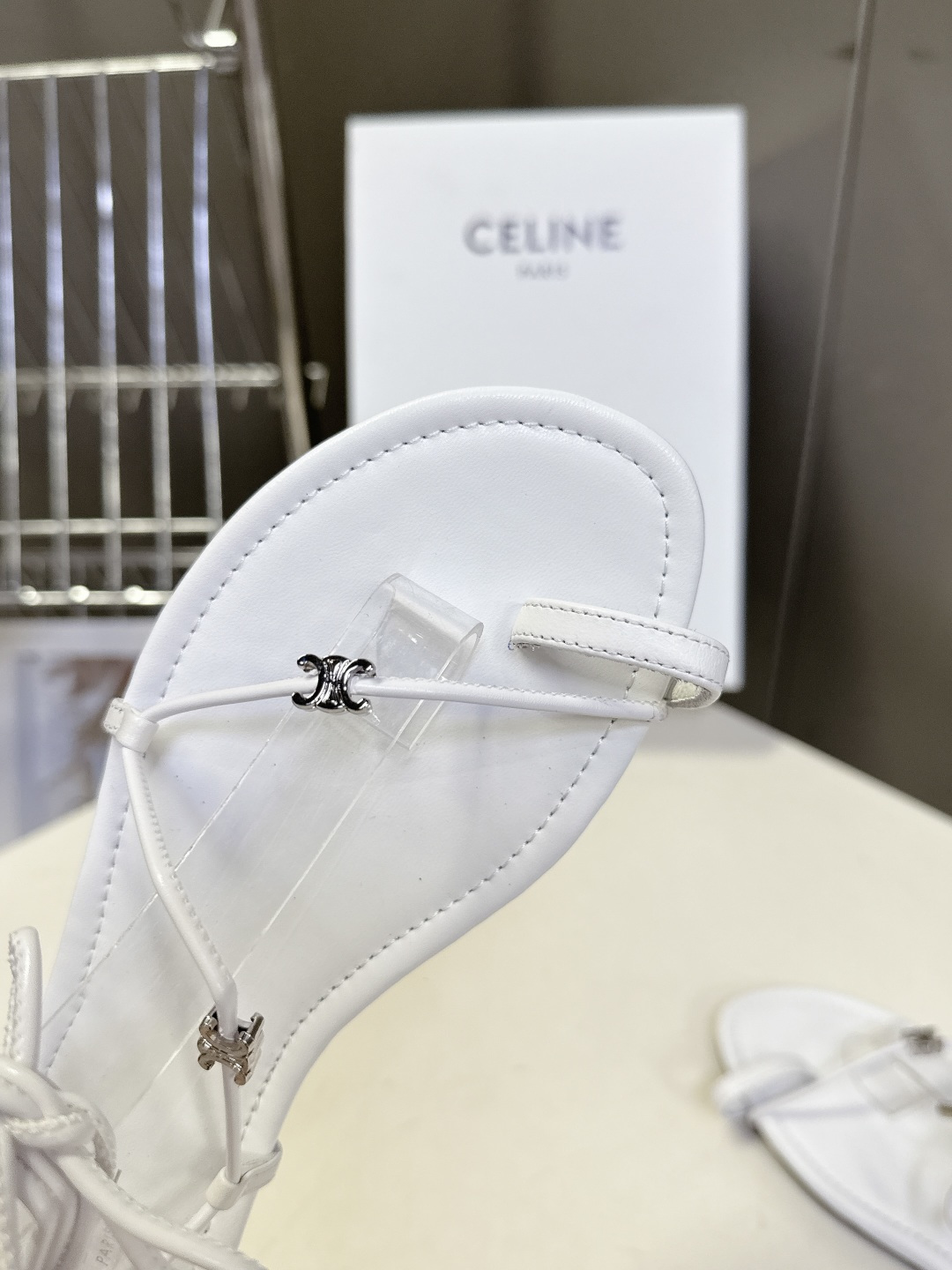 CELINE思琳春夏最新款绑带平底罗马凉鞋超多明星网红种草 采用细带夹趾+脚踝绑带的组合 搭配品牌标志性