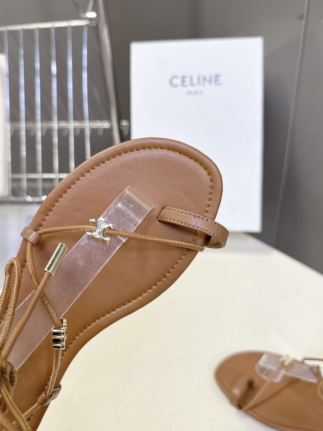 CELINE思琳春夏最新款绑带平底罗马凉鞋超多明星网红种草 采用细带夹趾+脚踝绑带的组合 搭配品牌标志性