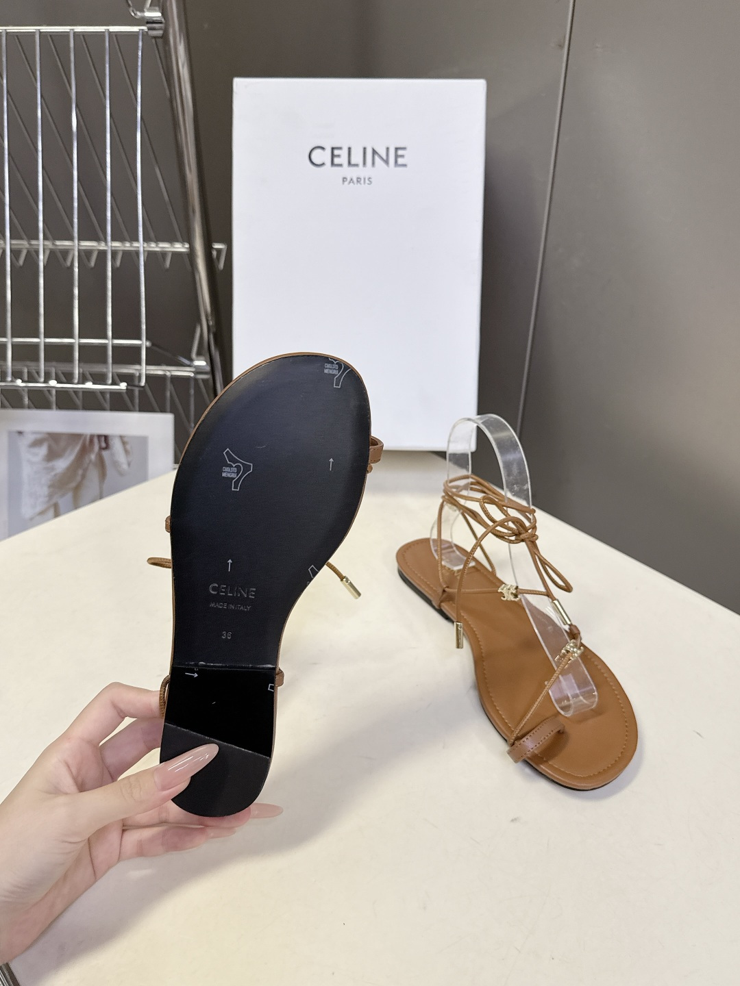 CELINE思琳春夏最新款绑带平底罗马凉鞋超多明星网红种草 采用细带夹趾+脚踝绑带的组合 搭配品牌标志性