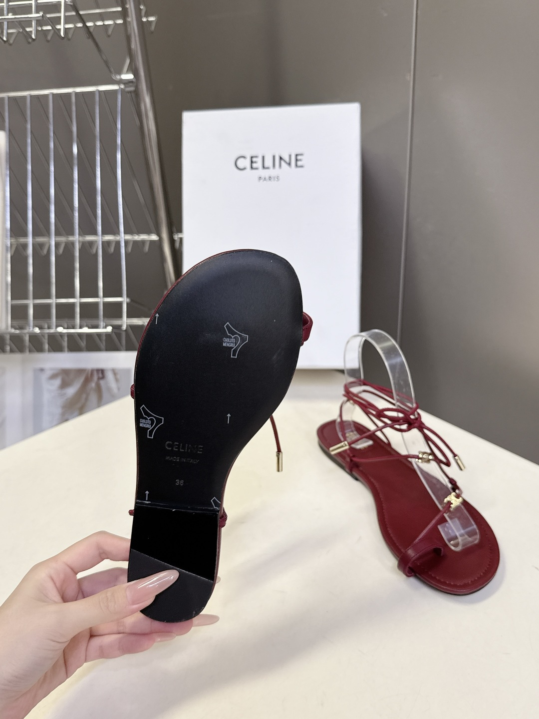 CELINE思琳春夏最新款绑带平底罗马凉鞋超多明星网红种草 采用细带夹趾+脚踝绑带的组合 搭配品牌标志性