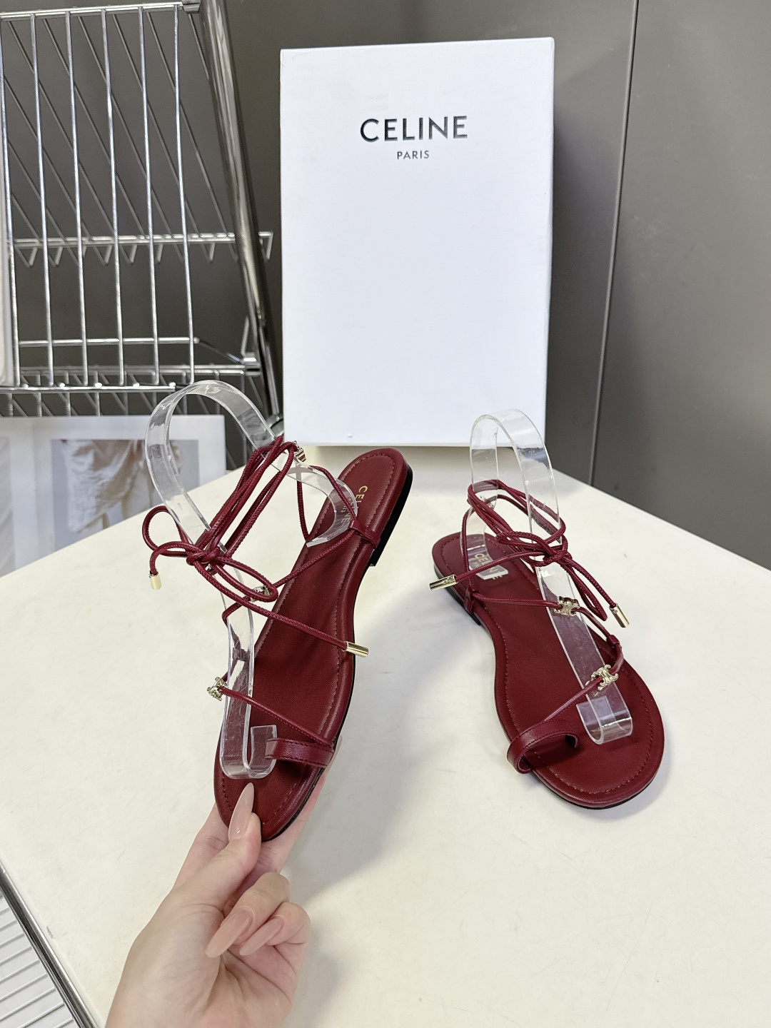 CELINE思琳春夏最新款绑带平底罗马凉鞋超多明星网红种草 采用细带夹趾+脚踝绑带的组合 搭配品牌标志性