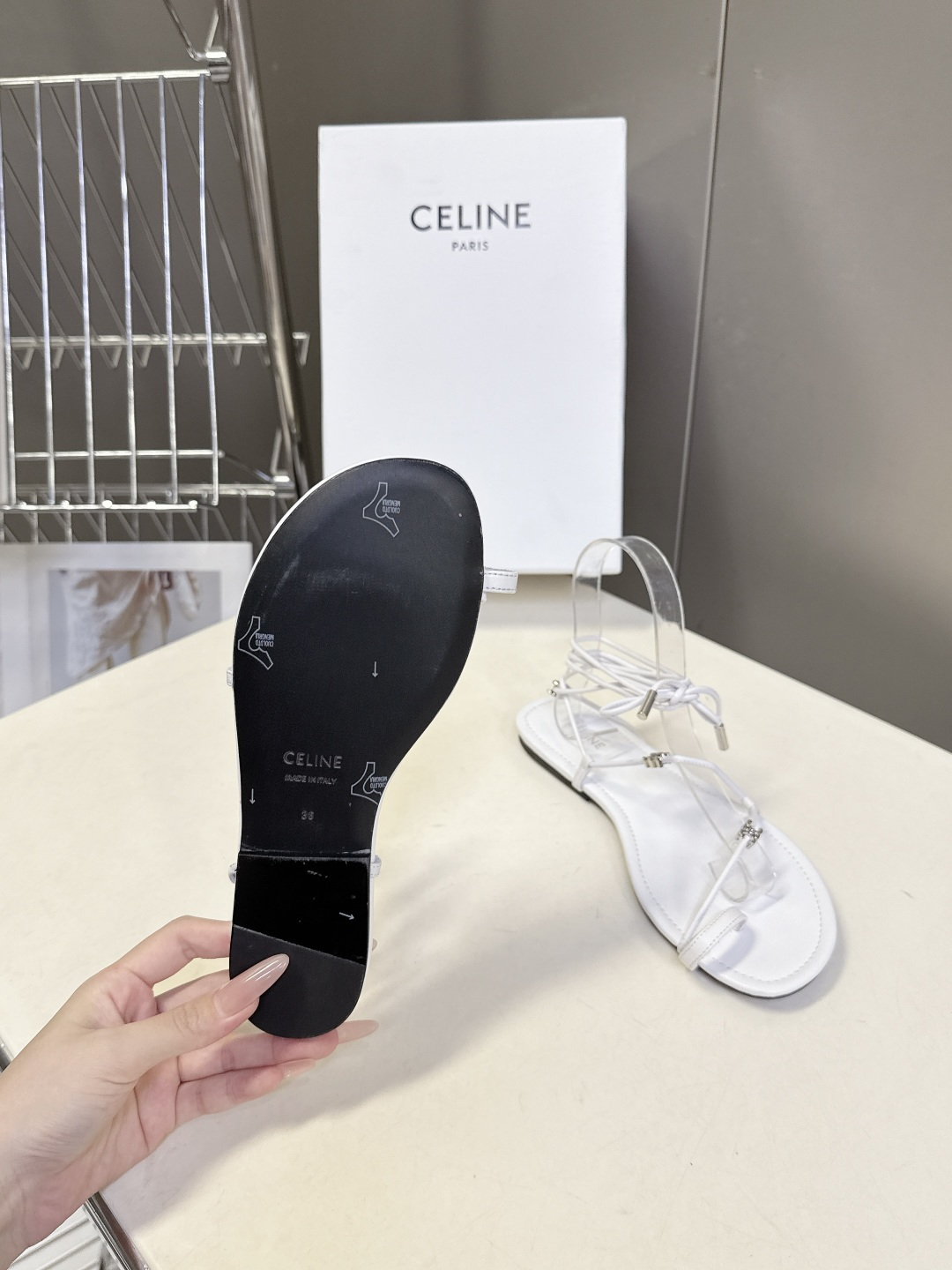 CELINE思琳春夏最新款绑带平底罗马凉鞋超多明星网红种草 采用细带夹趾+脚踝绑带的组合 搭配品牌标志性
