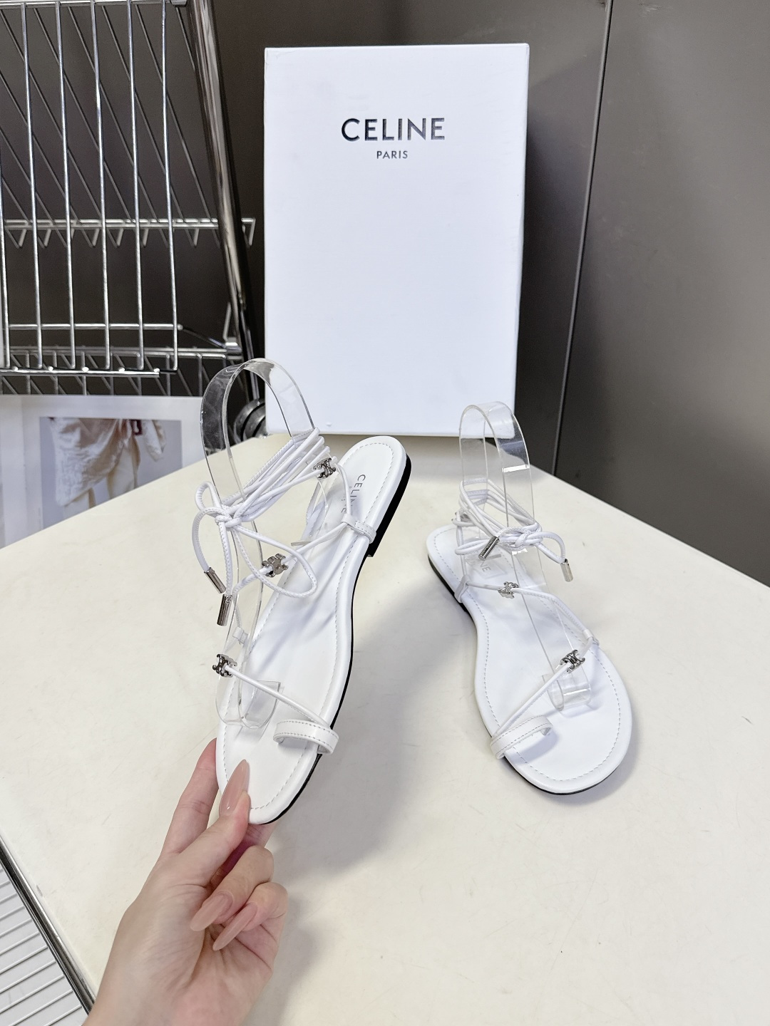 CELINE思琳春夏最新款绑带平底罗马凉鞋超多明星网红种草 采用细带夹趾+脚踝绑带的组合 搭配品牌标志性