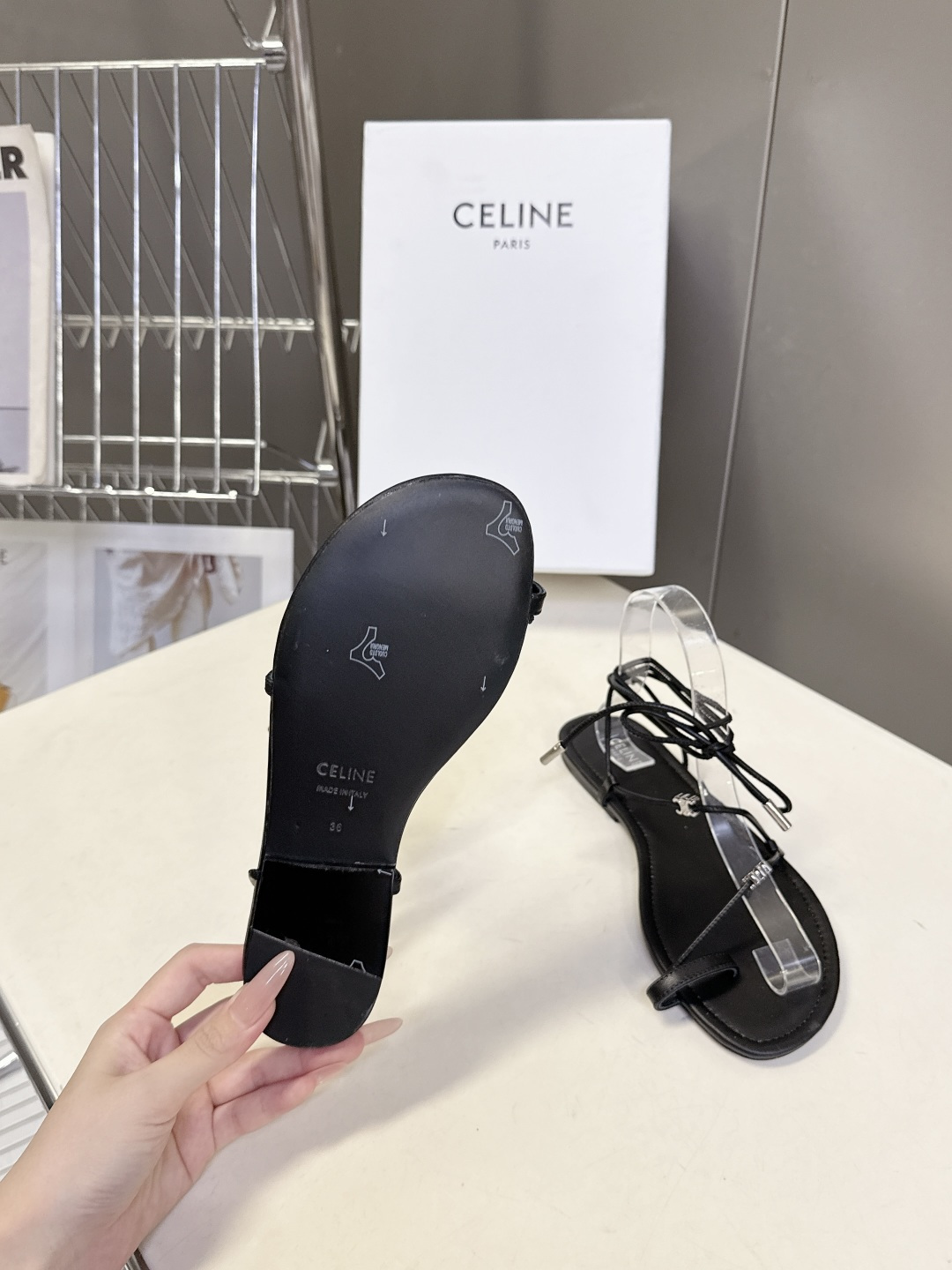 CELINE思琳春夏最新款绑带平底罗马凉鞋超多明星网红种草 采用细带夹趾+脚踝绑带的组合 搭配品牌标志性