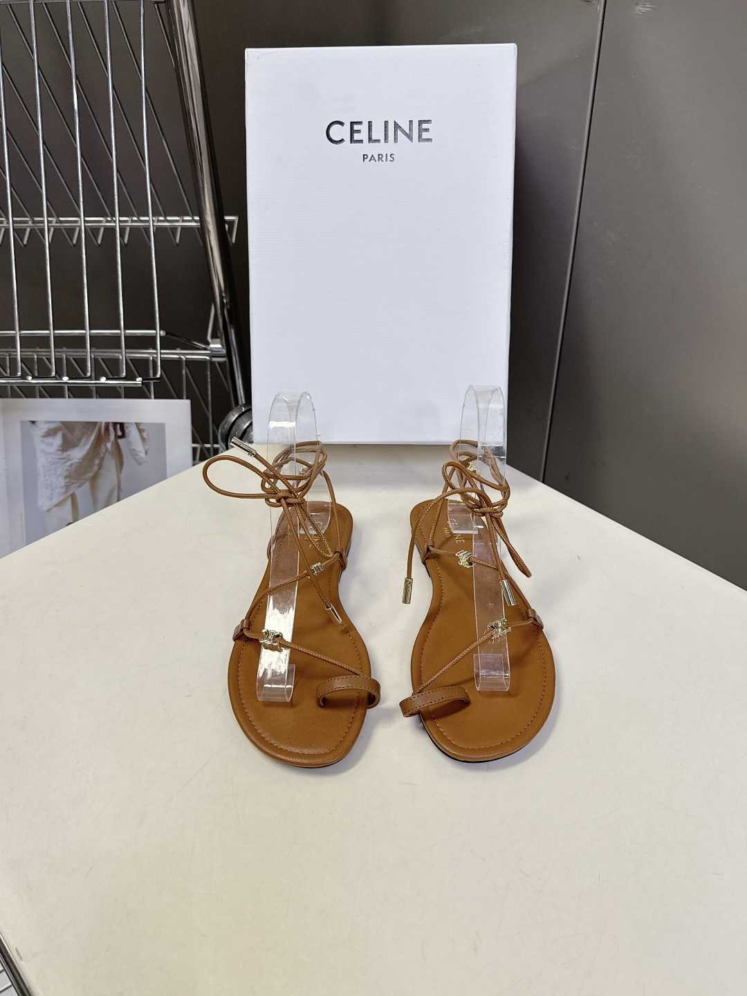 CELINE思琳春夏最新款绑带平底罗马凉鞋超多明星网红种草 采用细带夹趾+脚踝绑带的组合 搭配品牌标志性