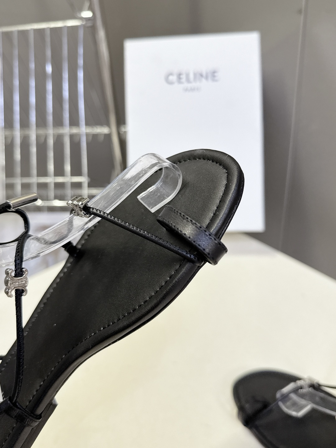 CELINE思琳春夏最新款绑带平底罗马凉鞋超多明星网红种草 采用细带夹趾+脚踝绑带的组合 搭配品牌标志性
