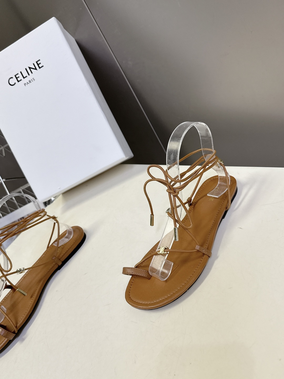 CELINE思琳春夏最新款绑带平底罗马凉鞋超多明星网红种草 采用细带夹趾+脚踝绑带的组合 搭配品牌标志性