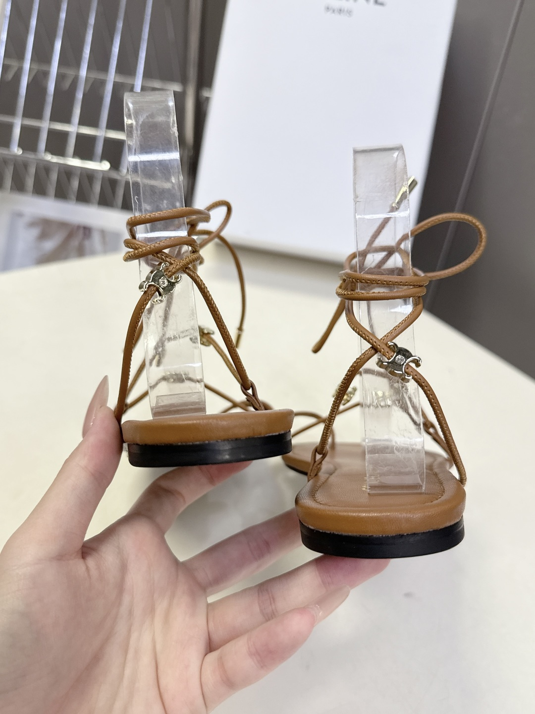 CELINE思琳春夏最新款绑带平底罗马凉鞋超多明星网红种草 采用细带夹趾+脚踝绑带的组合 搭配品牌标志性
