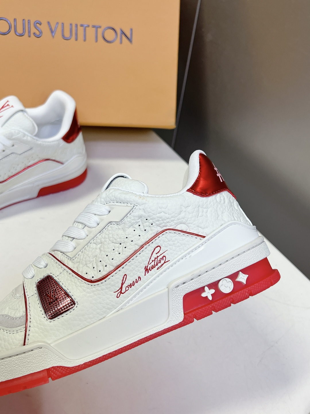 Louis Vuitton路易威登经典Trainer 系列运动鞋超多明星网红种草 鞋身以复古篮球鞋为灵感