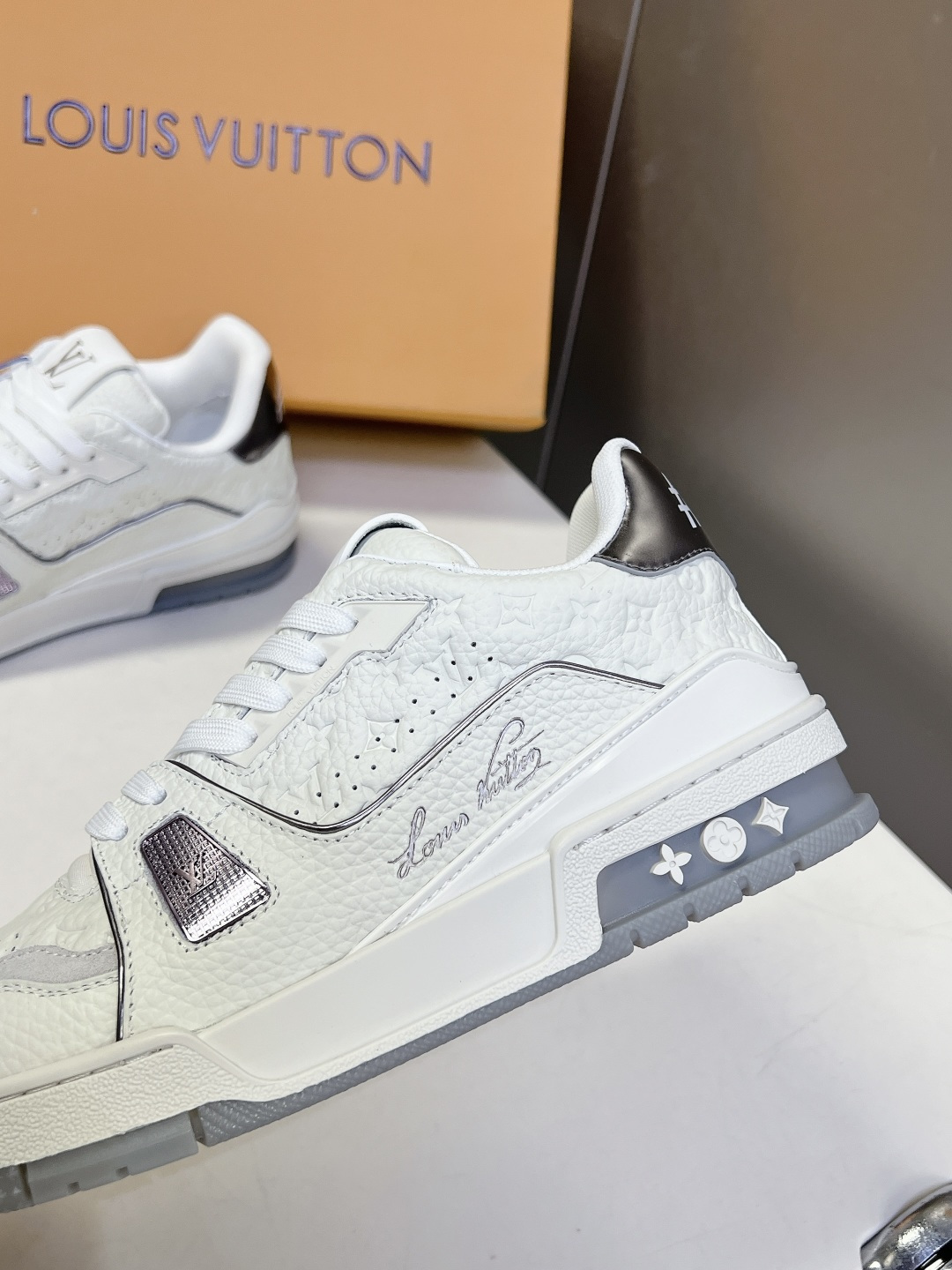 Louis Vuitton路易威登经典Trainer 系列运动鞋超多明星网红种草 鞋身以复古篮球鞋为灵感