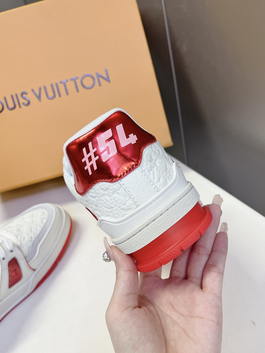 Louis Vuitton路易威登经典Trainer 系列运动鞋超多明星网红种草 鞋身以复古篮球鞋为灵感