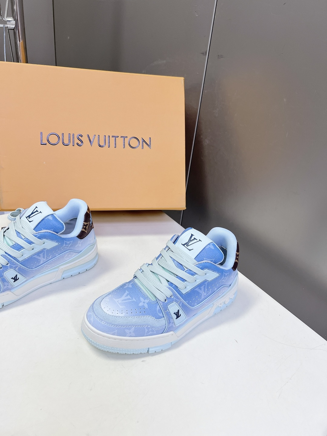 Louis Vuitton路易威登经典Trainer 系列运动鞋超多明星网红种草 鞋身以复古篮球鞋为灵感