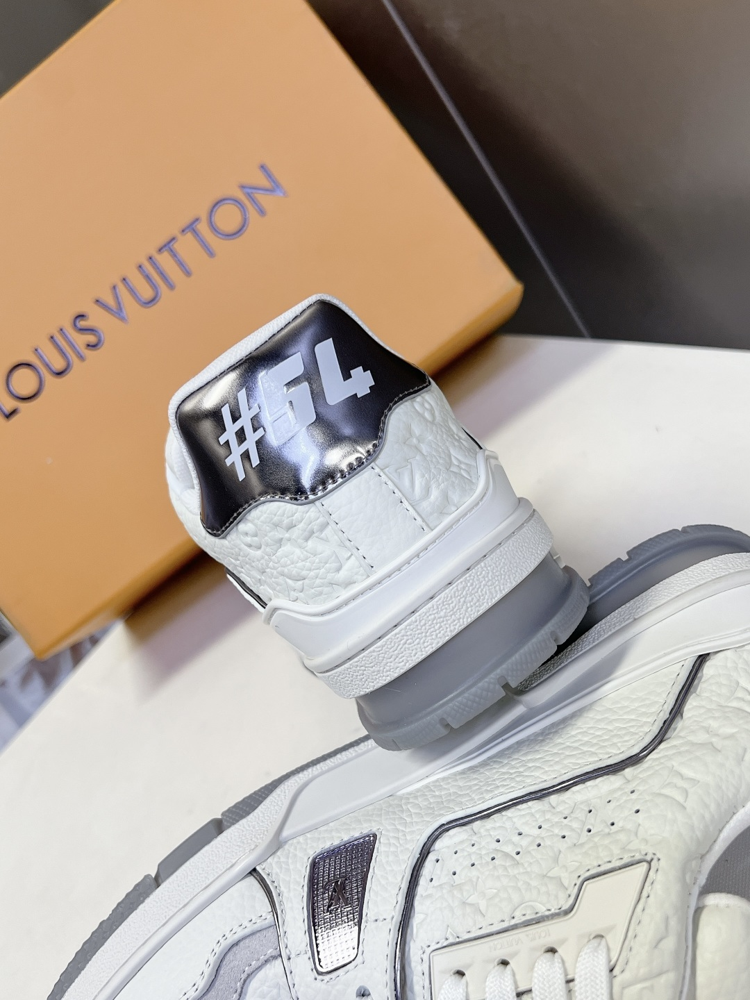 Louis Vuitton路易威登经典Trainer 系列运动鞋超多明星网红种草 鞋身以复古篮球鞋为灵感