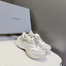 巴黎世家Balenciaga春夏最新款老爹鞋 运动鞋采用标志性的解构主义设计 不规则剪裁 外露缝线与层叠 巴黎世家Balenciaga春夏最新款老爹鞋 运动鞋采用标志性的解构主义设计 不规则剪裁 外露缝线与层叠