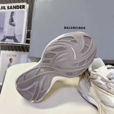 巴黎世家Balenciaga春夏最新款老爹鞋 运动鞋采用标志性的解构主义设计 不规则剪裁 外露缝线与层叠 巴黎世家Balenciaga春夏最新款老爹鞋 运动鞋采用标志性的解构主义设计 不规则剪裁 外露缝线与层叠