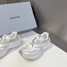 巴黎世家Balenciaga春夏最新款老爹鞋 运动鞋采用标志性的解构主义设计 不规则剪裁 外露缝线与层叠 巴黎世家Balenciaga春夏最新款老爹鞋 运动鞋采用标志性的解构主义设计 不规则剪裁 外露缝线与层叠