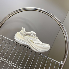 巴黎世家Balenciaga春夏最新款老爹鞋 运动鞋采用标志性的解构主义设计 不规则剪裁 外露缝线与层叠 巴黎世家Balenciaga春夏最新款老爹鞋 运动鞋采用标志性的解构主义设计 不规则剪裁 外露缝线与层叠