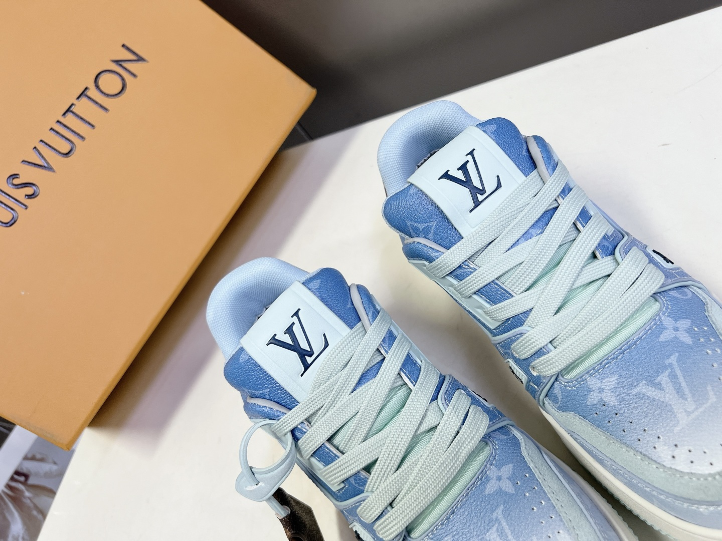 Louis Vuitton路易威登经典Trainer 系列运动鞋超多明星网红种草 鞋身以复古篮球鞋为灵感
