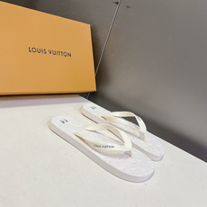 Louis Vuitton路易威登春夏最新情侣款人字拖超多明星网红种草 主体采用柔韧橡胶打造 触感柔软不 Louis Vuitton路易威登春夏最新情侣款人字拖超多明星网红种草 主体采用柔韧橡胶打造 触感柔软不