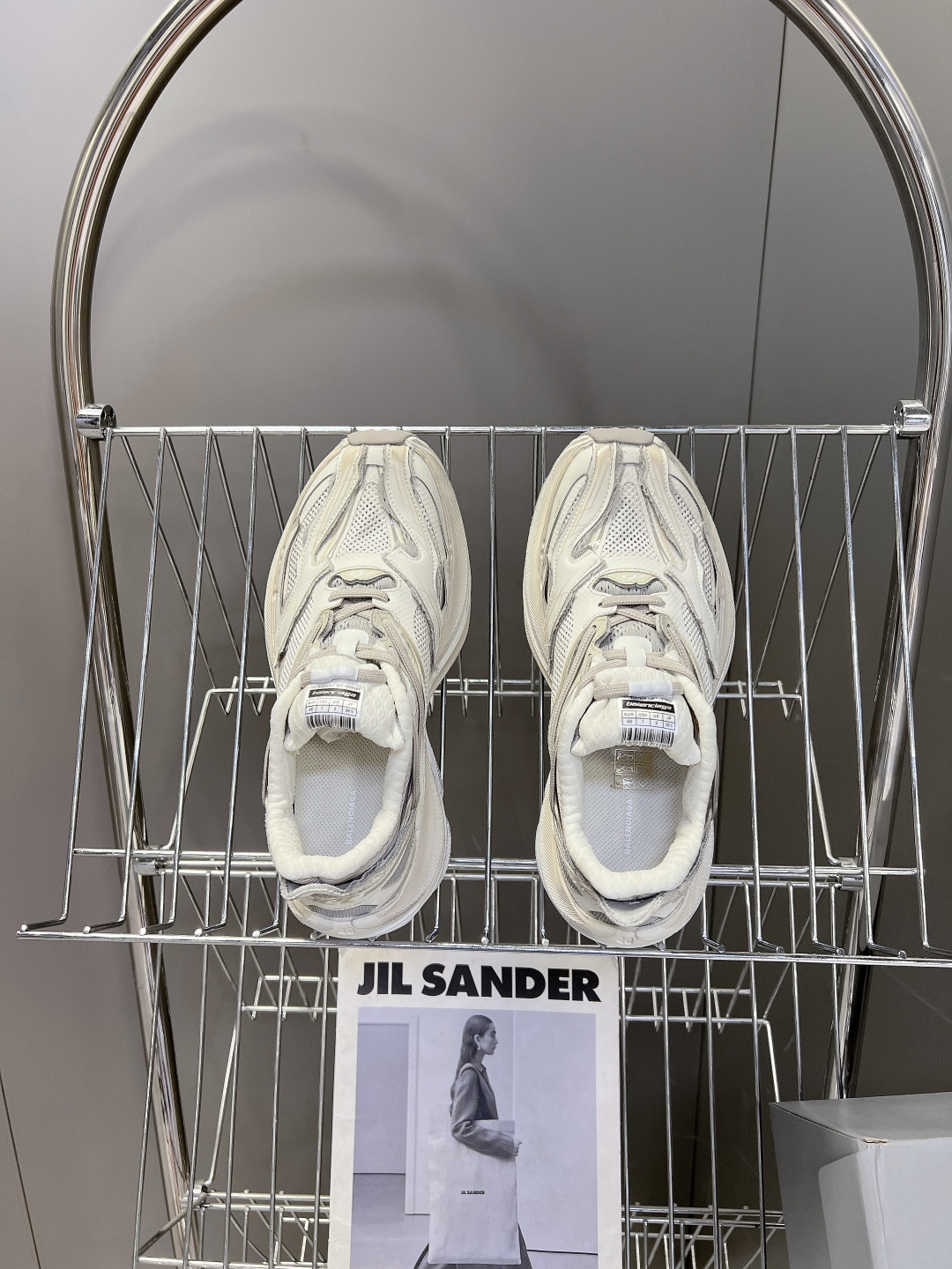 巴黎世家Balenciaga春夏最新款老爹鞋 运动鞋采用标志性的解构主义设计 不规则剪裁 外露缝线与层叠 巴黎世家Balenciaga春夏最新款老爹鞋 运动鞋采用标志性的解构主义设计 不规则剪裁 外露缝线与层叠