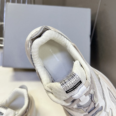 巴黎世家Balenciaga春夏最新款老爹鞋 运动鞋采用标志性的解构主义设计 不规则剪裁 外露缝线与层叠 巴黎世家Balenciaga春夏最新款老爹鞋 运动鞋采用标志性的解构主义设计 不规则剪裁 外露缝线与层叠