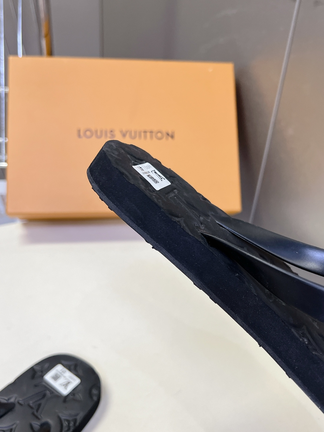 Louis Vuitton路易威登春夏最新情侣款人字拖超多明星网红种草 主体采用柔韧橡胶打造 触感柔软不